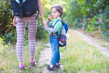 Çocuk ve annem ormandaki.