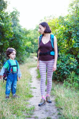 Çocuk ve annem ormandaki.