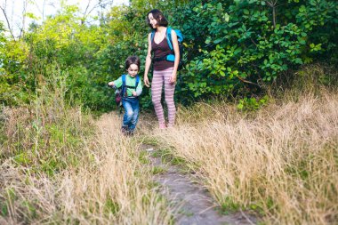 Çocuk ve annem ormandaki.