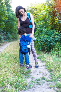 Çocuk ve annem ormandaki.