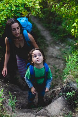 Çocuk ve annem ormandaki.
