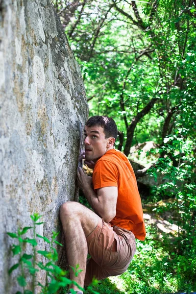 O alpinista está subindo pedregulho . — Fotografia de Stock