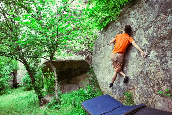 Le grimpeur escalade le rocher . — Photo