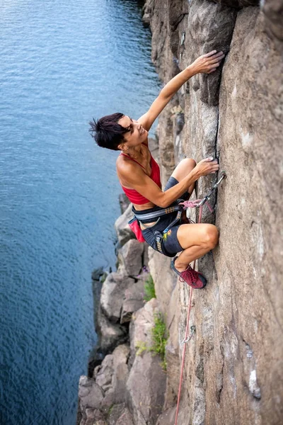 水の上の登山家 — ストック写真