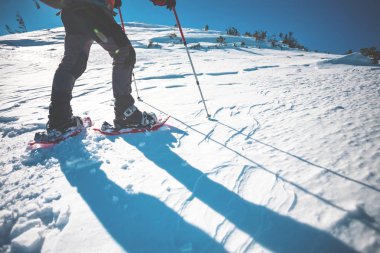 Kar ayakkabılarını adam.