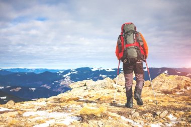 Adam dağın tepesine tırmandı.