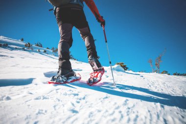 Kar ayakkabılarını adam.