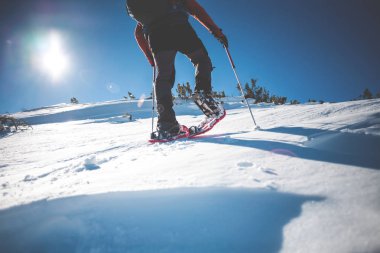 Kar ayakkabılarını adam.