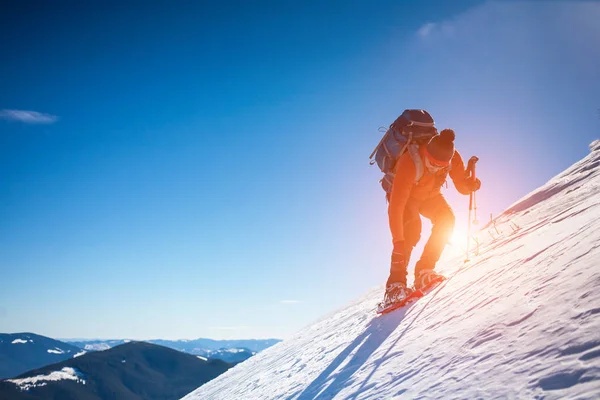 冬の山で登山者. — ストック写真