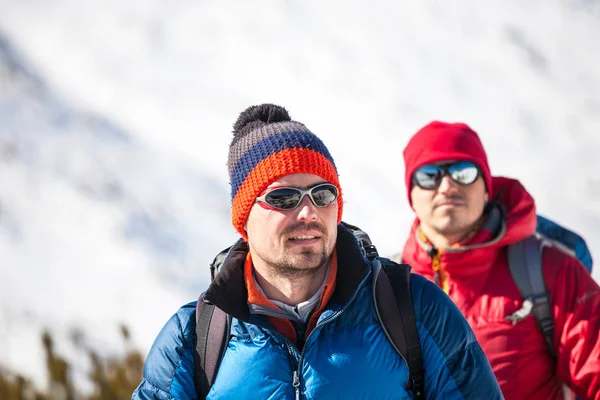 Zwei Freunde in den Bergen. — Stockfoto