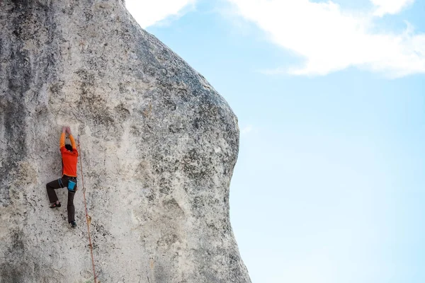 Un escalador en una roca . — Foto de Stock