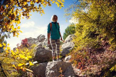 bir sırt çantası ile bir kız.