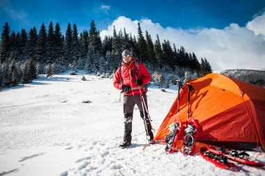 Dağcı çadır kar ayakkabıları ile yakın.