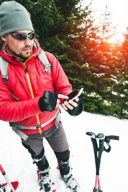 Telefonda konuşurken dağcı.