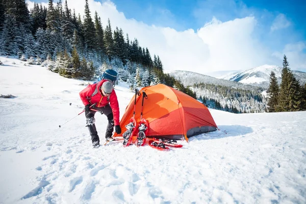 Alpinista coloca uma tenda . — Fotografia de Stock