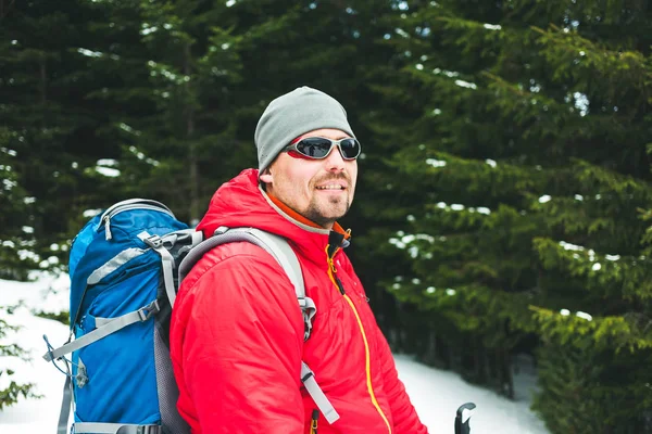 Portret van een klimmer in de winter — Stockfoto