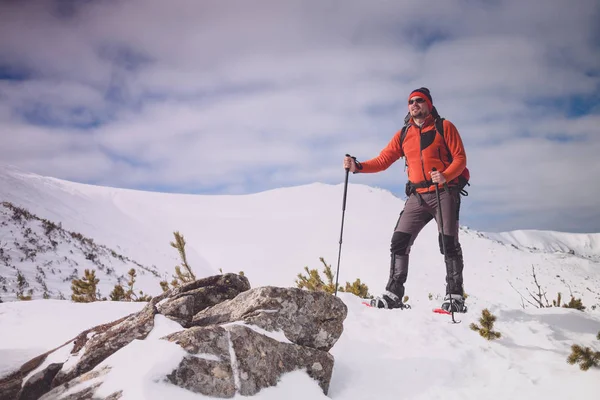 Turista masculino em neve snowshoes . — Fotografia de Stock