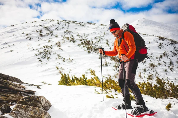 Turista masculino em neve snowshoes . — Fotografia de Stock