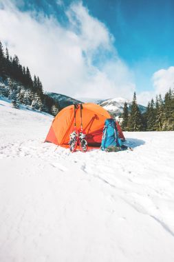 Kışın dağda kamp.