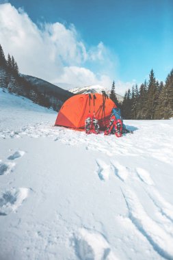 Kışın dağda kamp.