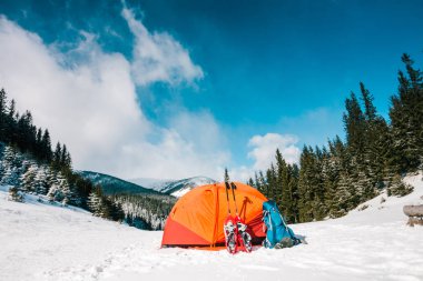 Kışın dağda kamp.