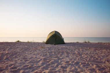 Sahilde çadır.