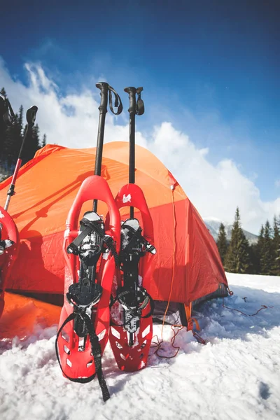 Camping i vintern i bergen. — Stockfoto