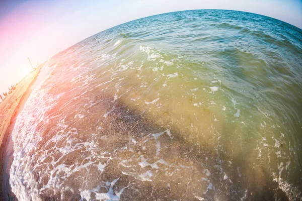 Pantai laut saat matahari terbenam. — Stok Foto