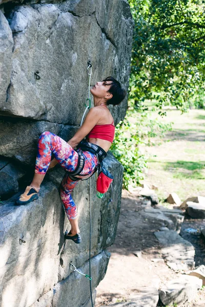 Bergsteigerin auf einem Felsen. — Stockfoto