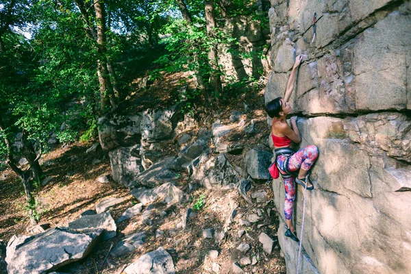 Chica escalador en una roca . —  Fotos de Stock