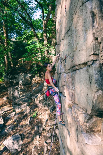 Escalador menina em uma rocha . — Fotografia de Stock