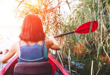 Kayık ormanda gezen.