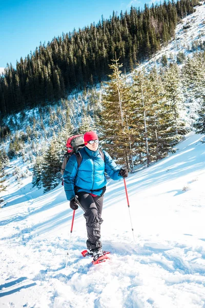 冬の山で登山者. — ストック写真