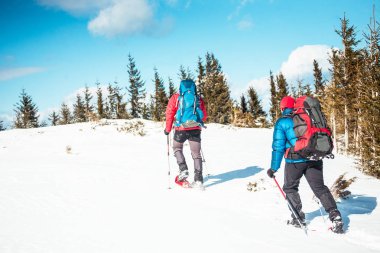 İki dağcı dağda vardır.