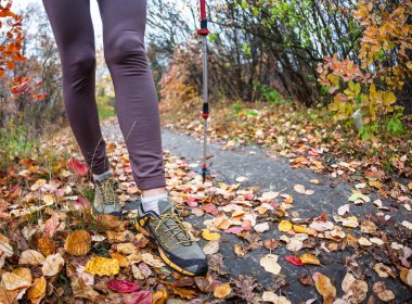Trekking sopa bir kızla.