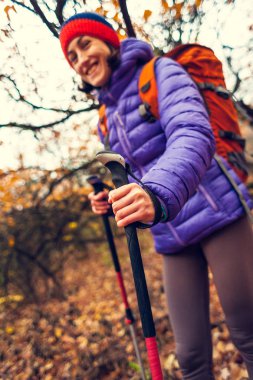 Trekking sopa bir kızla.