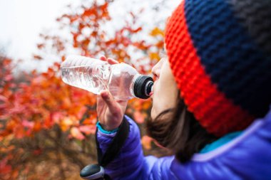 Bir kız bir şişe içecekler.