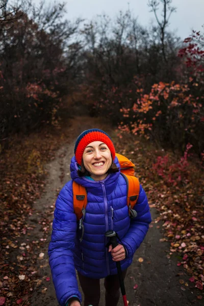 Uma menina com paus de trekking . — Fotografia de Stock