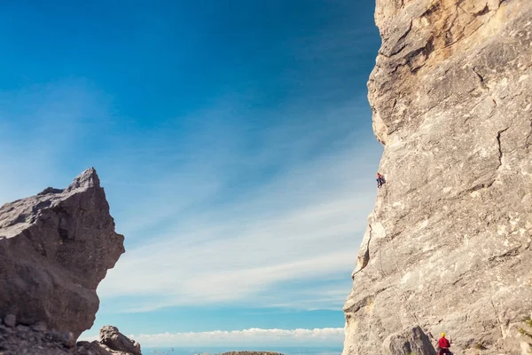 Um alpinista numa parede . — Fotografia de Stock