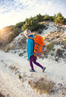 bir sırt çantası ile bir kız.