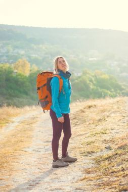 bir sırt çantası ile bir kız.