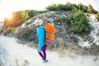 bir sırt çantası ile bir kız.