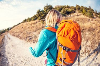 bir sırt çantası ile bir kız.