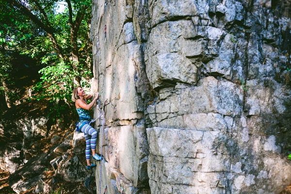 Ragazza arrampicatrice su una roccia . — Foto Stock