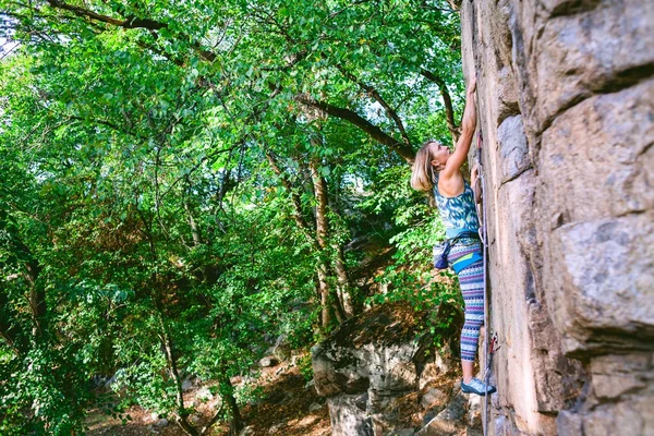 Chica escalador en una roca . —  Fotos de Stock