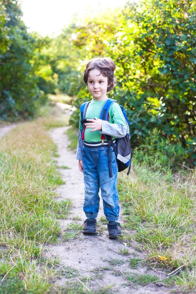 En pojke med en ryggsäck. — Stockfoto