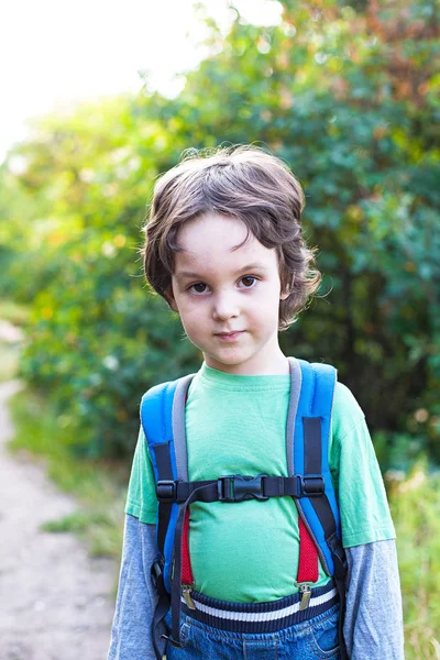 Um menino com uma mochila . — Fotografia de Stock