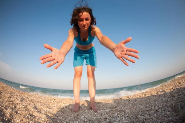 Fille tire ses mains à la caméra du photographe — Photo