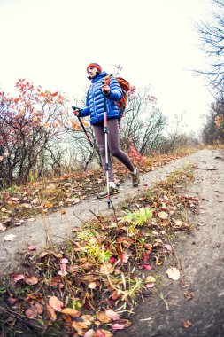 Trekking sopa bir kızla.
