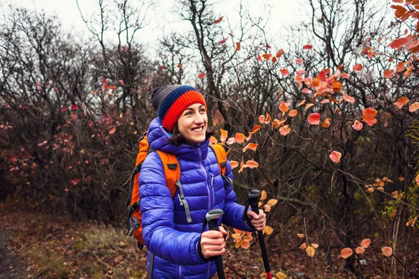 Uma menina com paus de trekking . — Fotografia de Stock